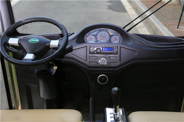 14座封閉電動觀光車-駕駛室